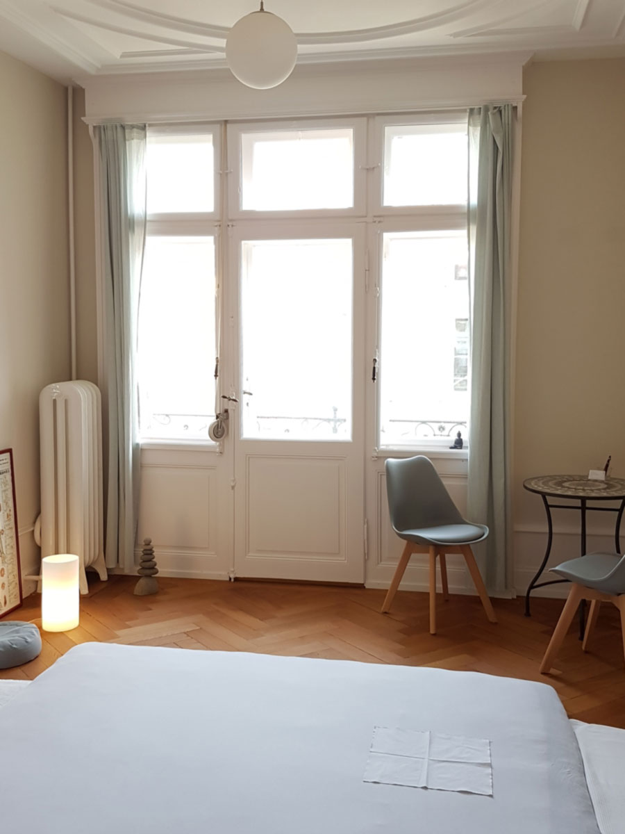 Das Bild zeigt den Praxisraum von Iris Ziswiler mit bequemer Matte auf dem Boden
